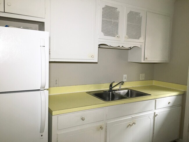 Photo - 2 Bedroom 1 Bath Apartment in Radcliffeborough - Downtown Charleston Unit H