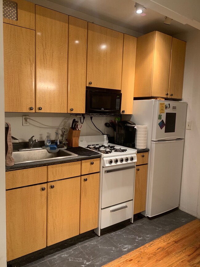 Photo - 530 W 47th St Apartamento Unidad 2A