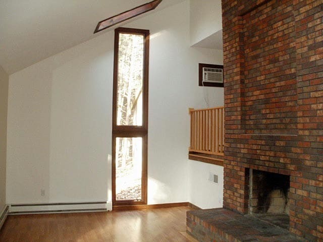 Spacious 3–4 Bedroom Home on Wooded Lot wi... - Spacious 3–4 Bedroom Home on Wooded Lot wi...