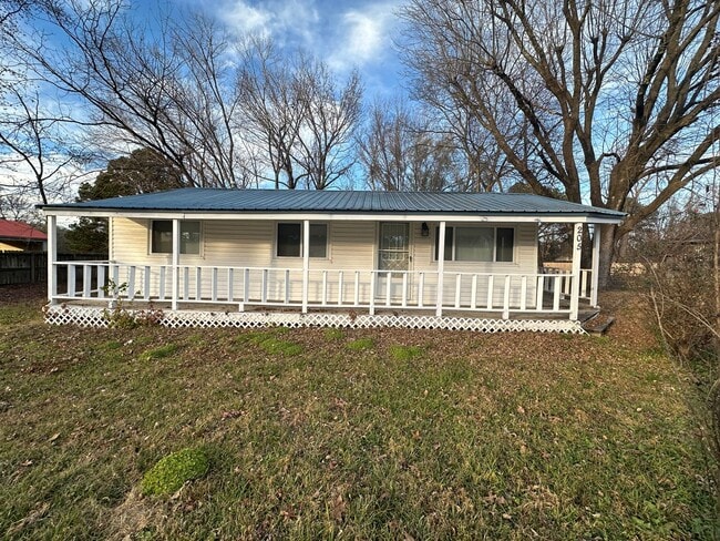 Building Photo - Welcome to this charming 3-bedroom, 1-bathroom home located in the heart of Russellville, AR.