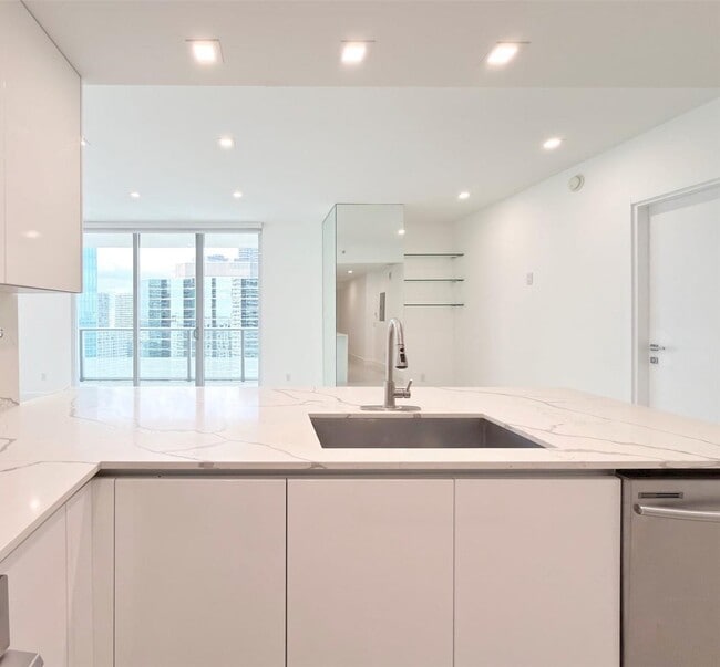 Building Photo - 1300 Brickell Bay Dr Unit 3100