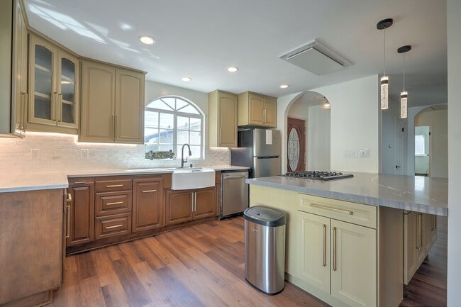 Building Photo - Remodeled Modern 3-Bed, 2-Bath Home in Sunny San Diego - Lush Landscaping & Garage + Optional Cab...