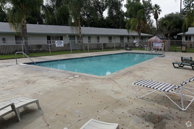 Photo - Hampton Court Apartments