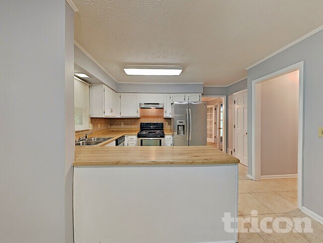 Photo - 215 Comstock Ct