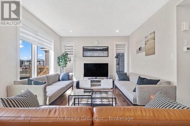Photo - 797 Eminence St