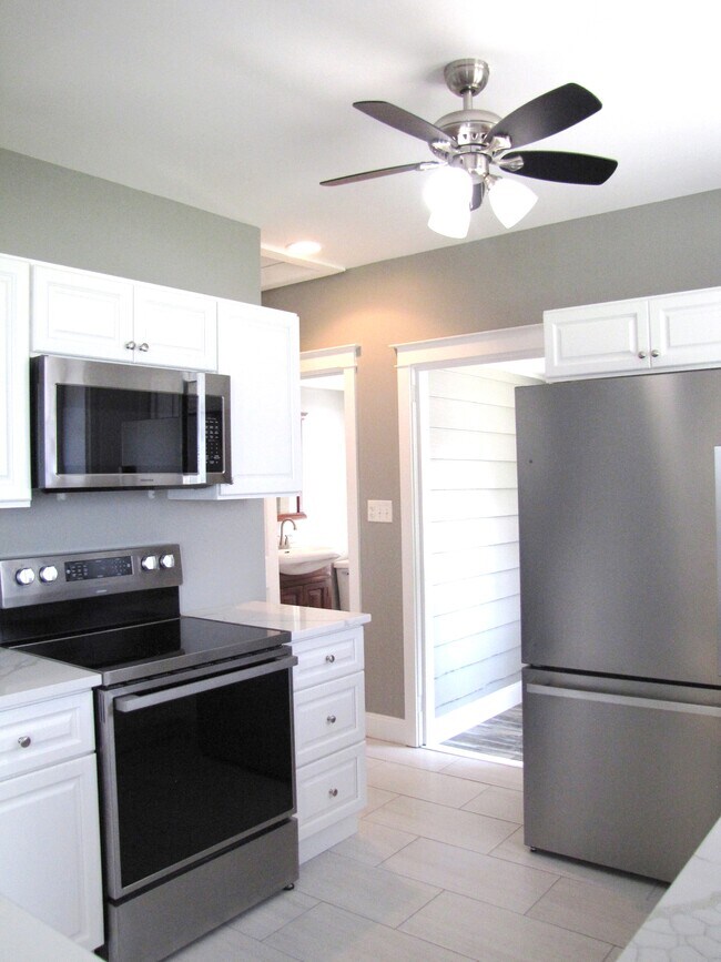 Granite countertops - 752 Aiken Ave