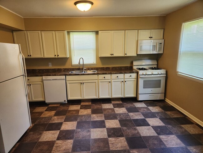 Photo - 3 Bed 2 Bath Spacious home!