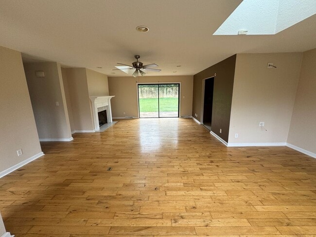 913 Surry Dr