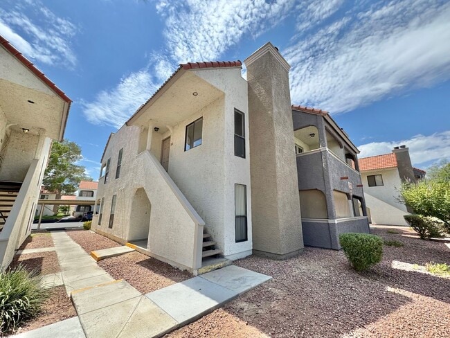 Building Photo - ADORABLE SECOND STORY 2 BEDROOMS 2 FULL BA... Rental