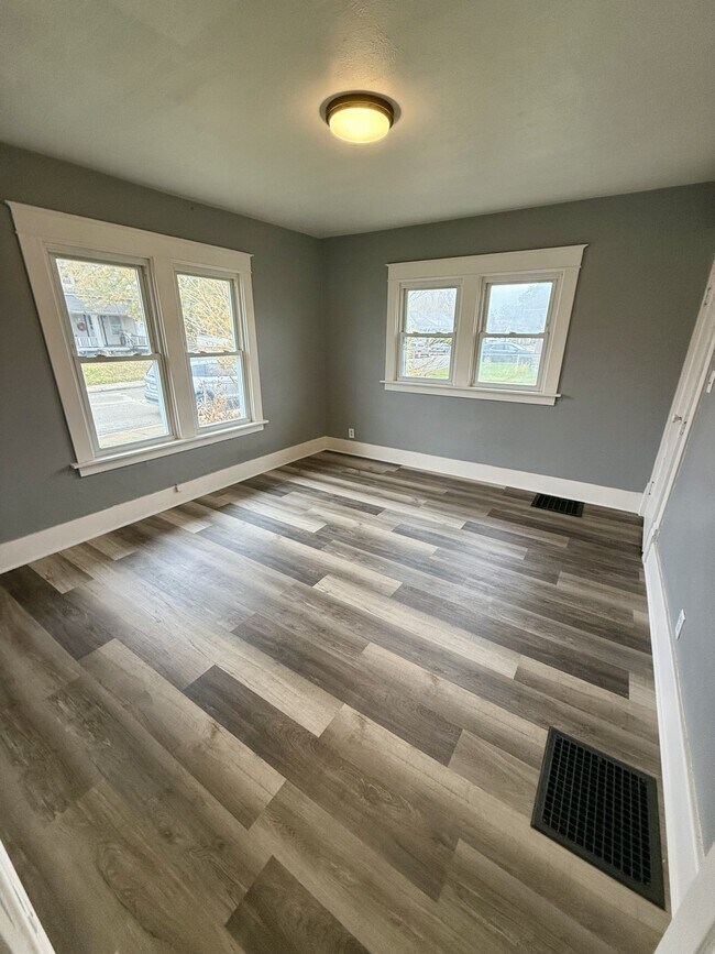 Photo - 701 E Broadway St