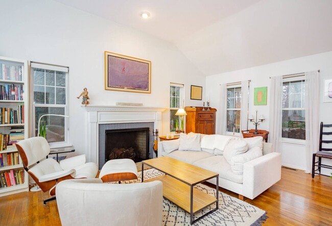 Building Photo - 98 Thomas Ave