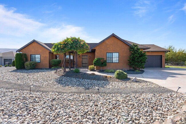 Building Photo - Jaw Dropping Home Overlooking the Columbia...