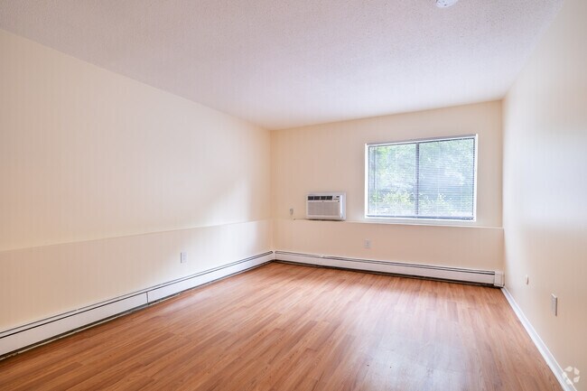 2BR, 1BA - 850SF
