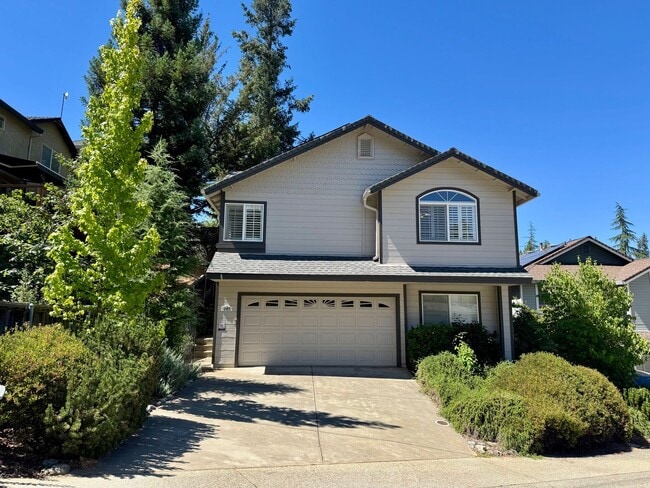 Building Photo - Spacious 3 bedroom, 3 bath bi-level home nestled in the scenic Sierra Nevada foothills