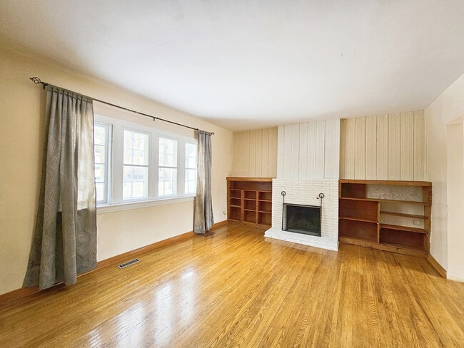 Photo - 8928 116 St NW