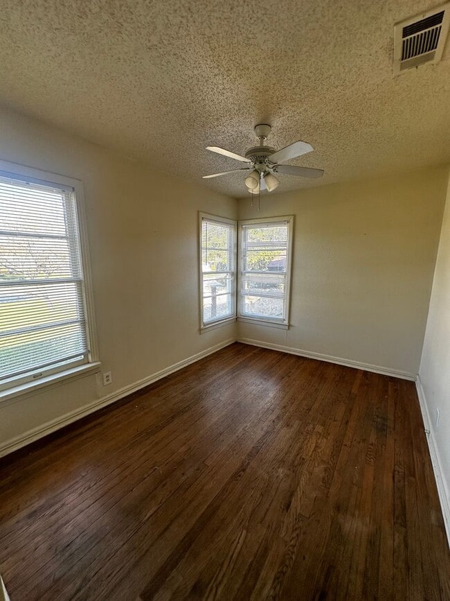 Photo - 3 bedroom 1 bathroom with 1 car garage in 76107