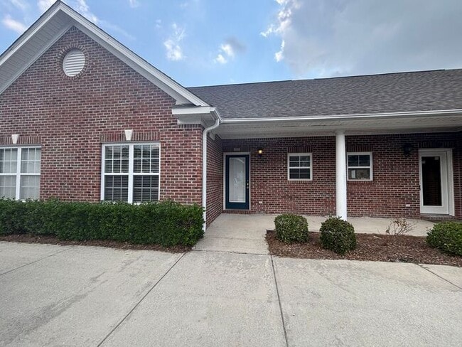 Building Photo - Coming Soon! Freshly Painted! New Carpet! ... Rental