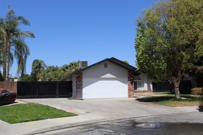 Building Photo - Northwest Home with Pool