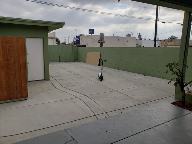 Patio trasero + 2 plazas de aparcamiento - 4427 W 140th St