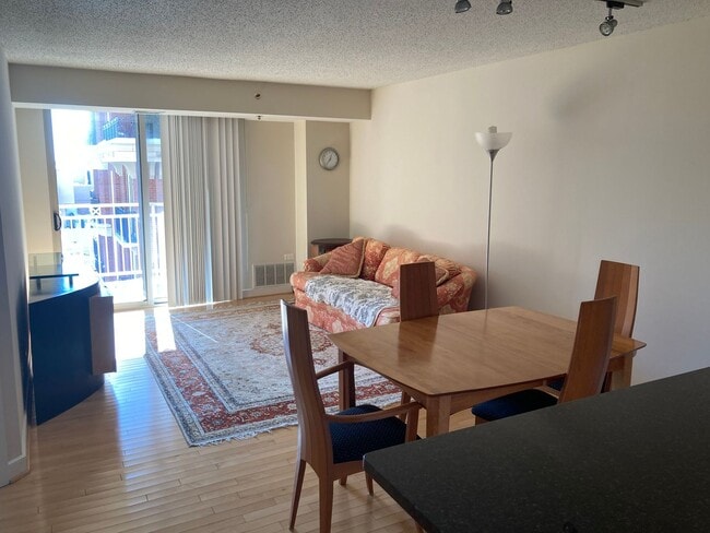 Photo - Fantastic Condo in Downtown Bethesda with Parking - Available Now! Unidad 905