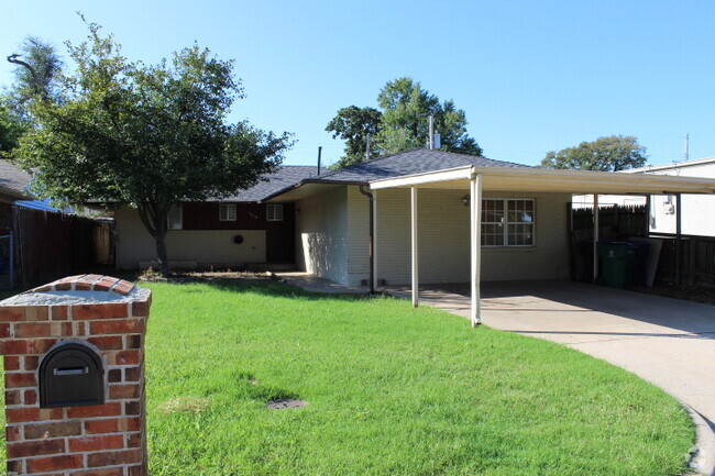 Building Photo - 5824 NW 33rd St Rental