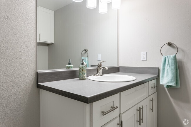 1BR, 1BA - 750SF