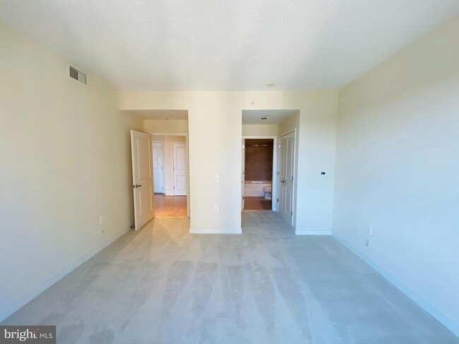 Building Photo - 820 N Pollard St Unit 507