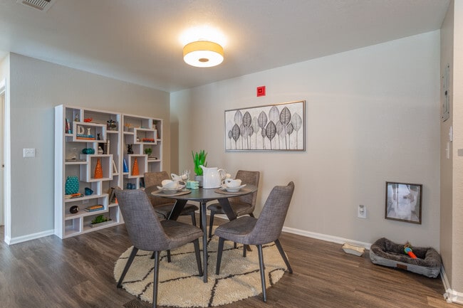 2BR, 1BA - 985 SF
