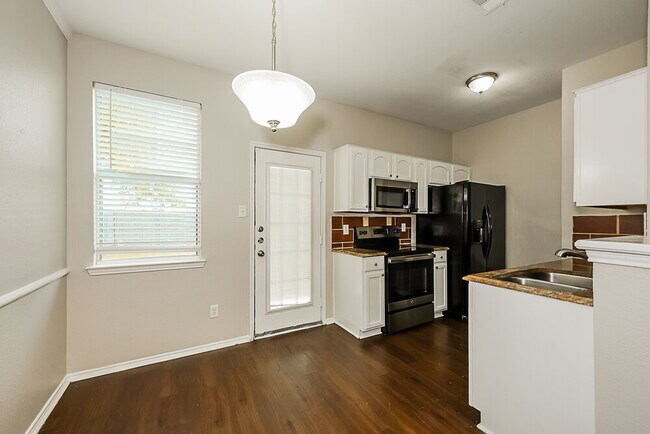 Photo - 916 Buffalo Springs Dr