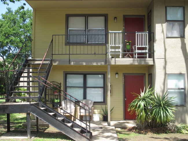 Lakeshore Villa Apartments
