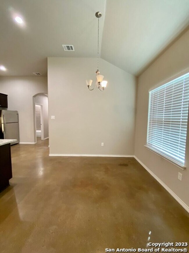 Photo - 1138 Burek Cross