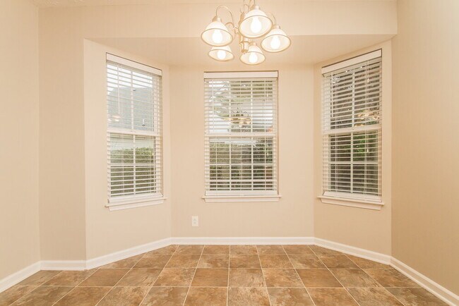 819 Kanatak Ln