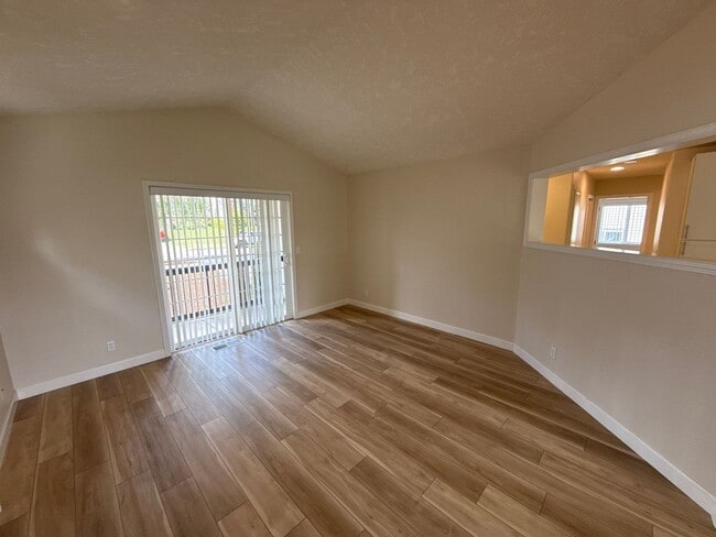 Photo - 5512 Murray St SE