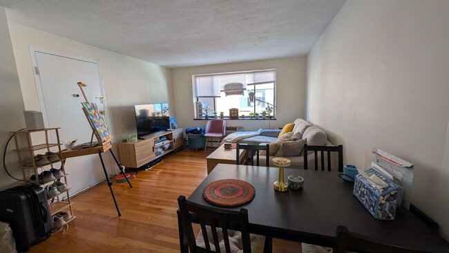 Building Photo - Great Location with Heat/HW Incl! Brookline 2-Bed/1-Bath for June Move-In
