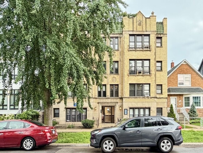 Building Photo - 4707 N Hermitage Ave Unit 207