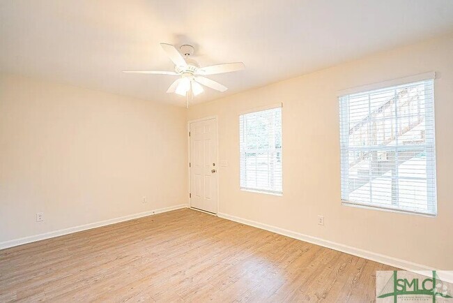 Building Photo - 402 E 3rd St Rental