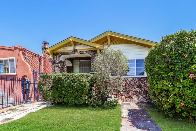 Building Photo - Beautiful 1918 Oakland Home!!