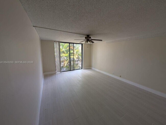 Photo - 3680 Inverrary Dr Unidad 2M