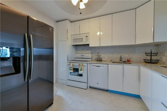 Building Photo - 2751 N Palm Aire Dr Rental