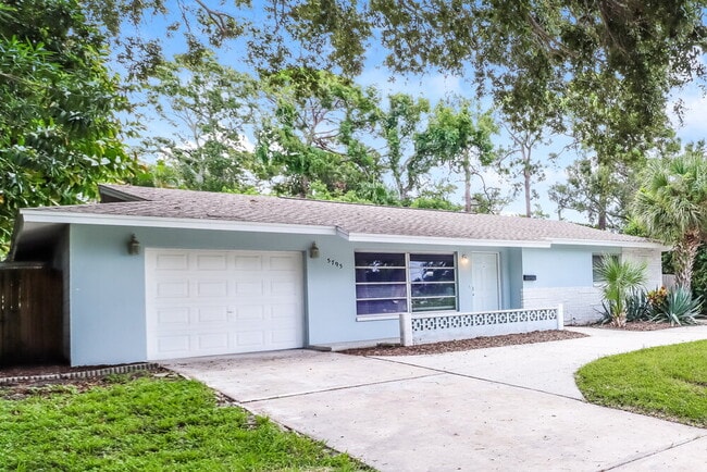 Photo - 5795 Hillside St