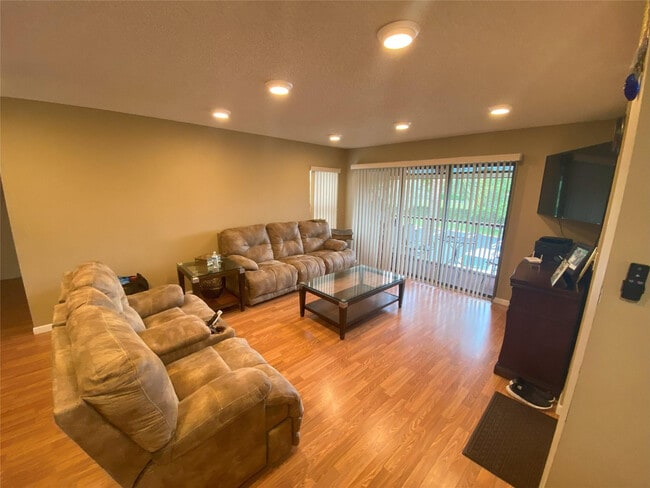 Photo - 821 Sky Pine Way Unidad B2