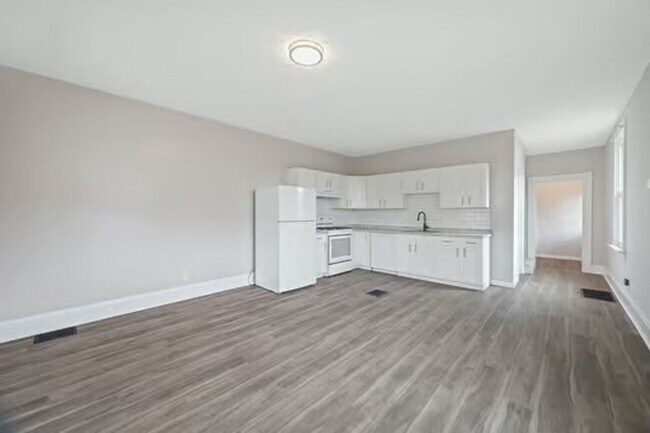 Photo - ST BERNARD - Charming 2 bed 1 bath fully renovated.