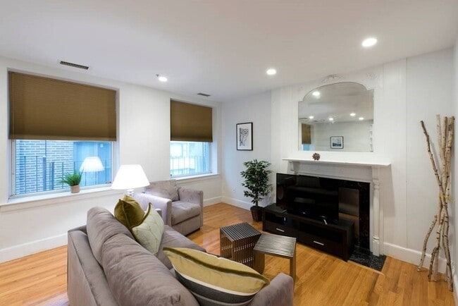 Building Photo - 140 Boylston St Unit 2