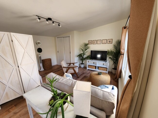 Building Photo - 815 E Curtis Ave Unit APARTMENT B