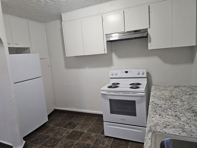 Recently Remodeled 3 bed/ 1 bath home! - Recently Remodeled 3 bed/ 1 bath home!