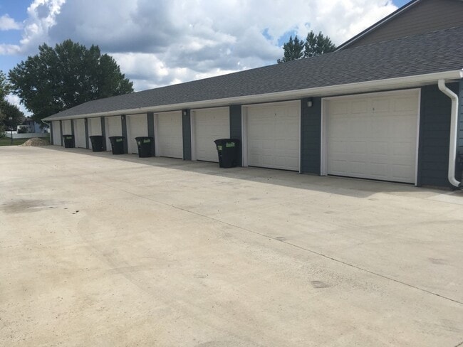 Photo - 3 BD, 2 BA IN TEA! LOCATION! LOCATION! LOCATION! AMENITY FILLED, PET FRIENDLY TOWN HOME! Unit 400 N Main Street #6