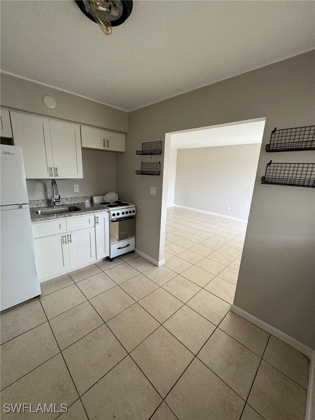 Building Photo - 2452 Stella St Unit 206