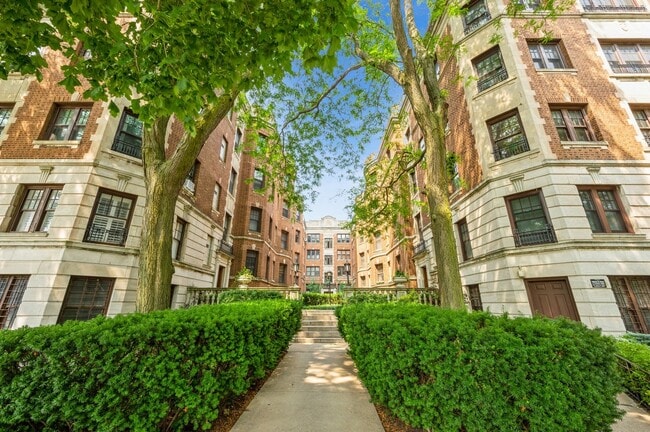 Building Photo - 2326 N Lincoln Park W Unit 2D Rental