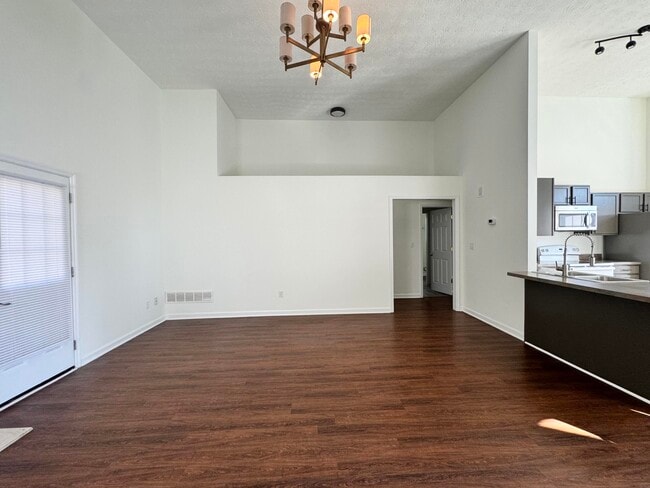 Photo - 881 Gerardi Rd