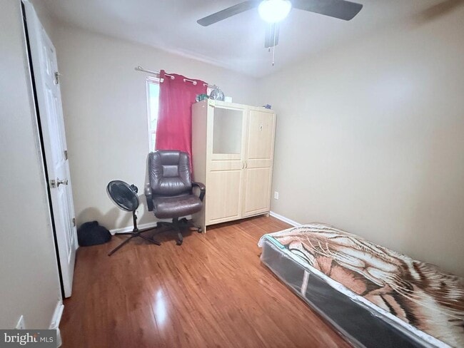 Photo - 697 Johnstone St